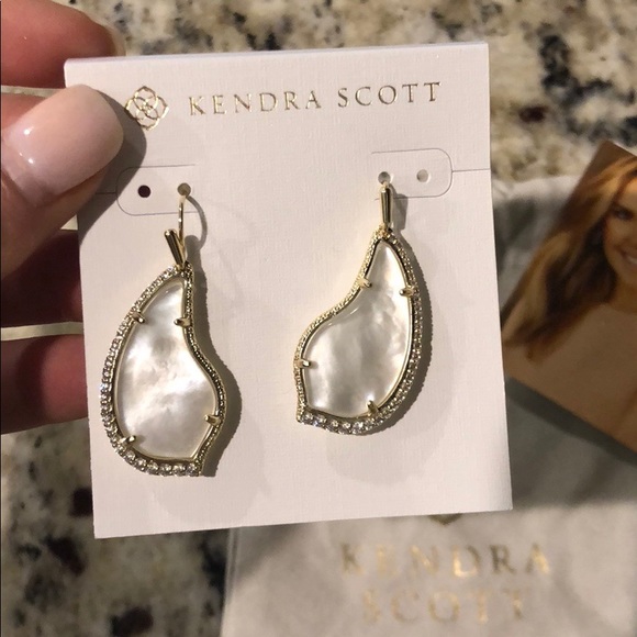 Kendra Scott Jewelry - Brand new Kendra Scott Tulip Gold Drop Earring!
